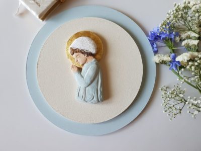 Niño Jesús azul pastel con gorro de encaje y aureola dorada con pan de oro