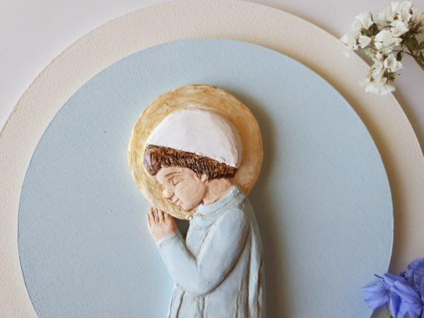 Niño Jesús azul pastel sencillo con aureola dorada al agua