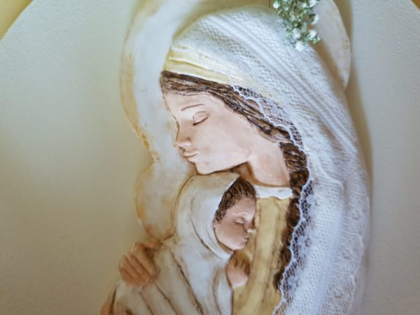 Virgen María madre amarillo nápoles con velo de encaje y aureola dorada al agua