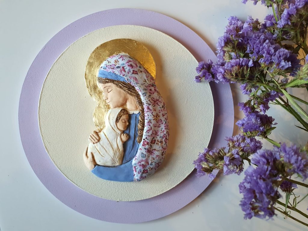 Virgen María madre azul celeste con velo decoupage de tela con flores lilas y rosas y aureola dorada con pan de oro