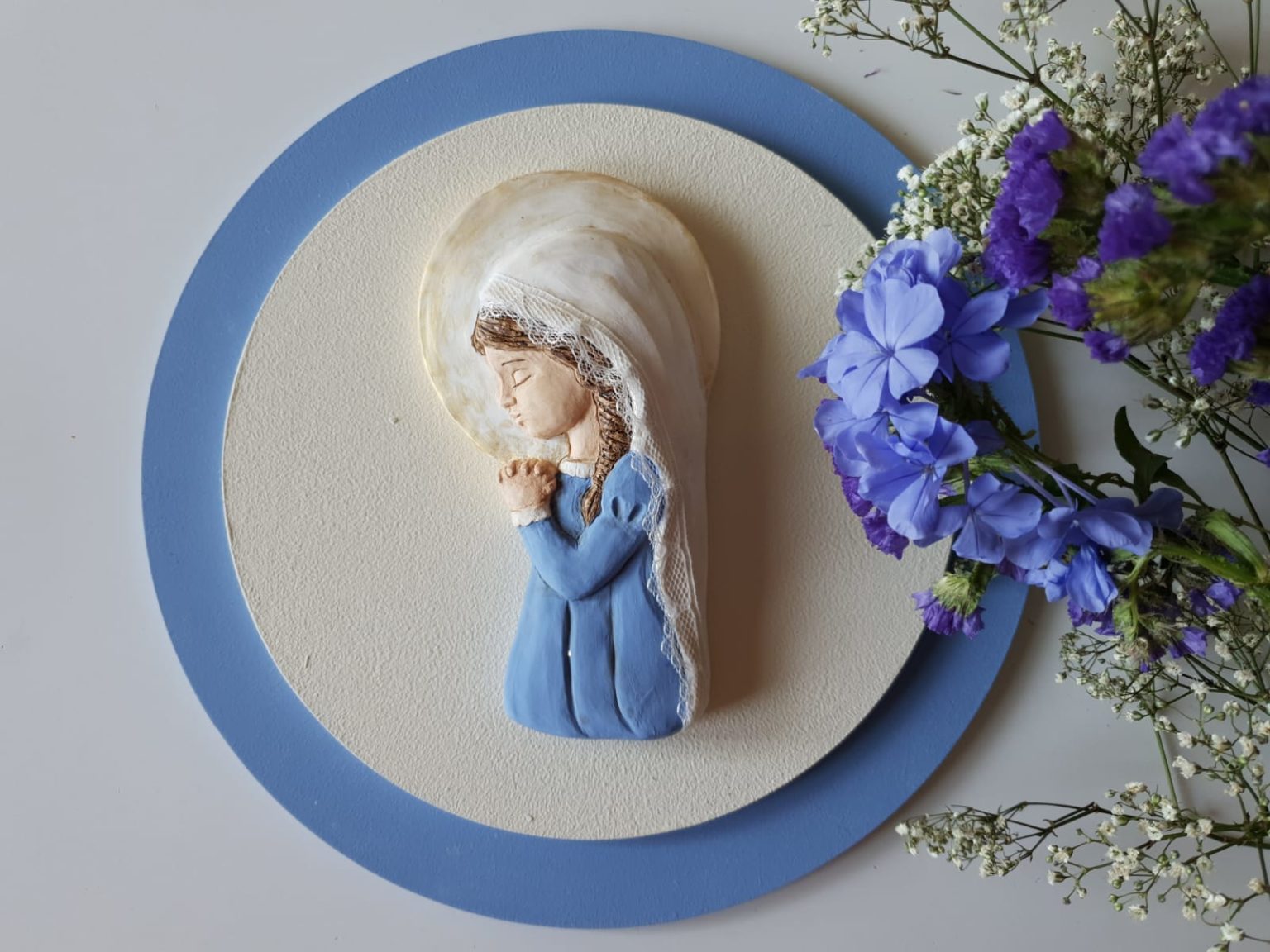 Virgen María niña azul celeste con puntilla en velo y aureola dorada al agua