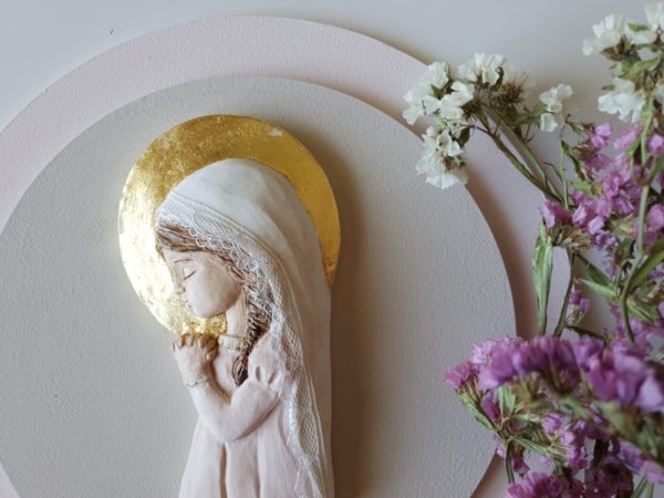 Virgen María niña rosa porcelana con decoupage de puntilla en velo y aureola dorada con pan de oro