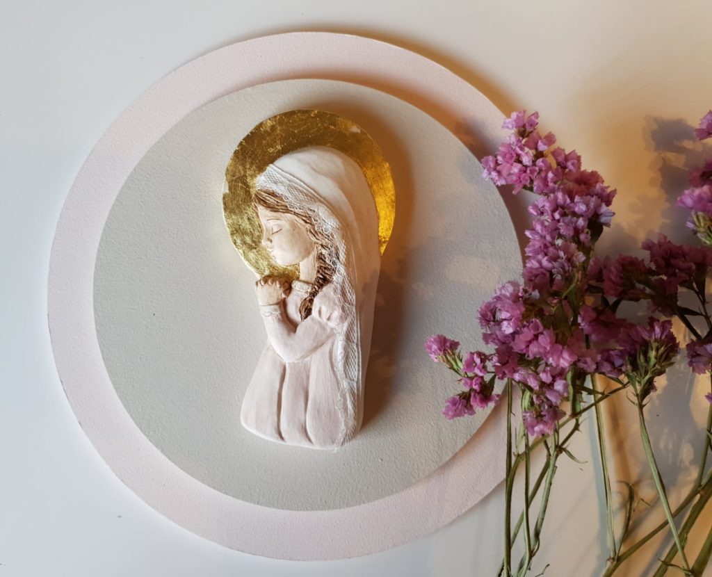 Virgen María niña rosa porcelana con puntilla en velo y aureola dorada con pan de oro e